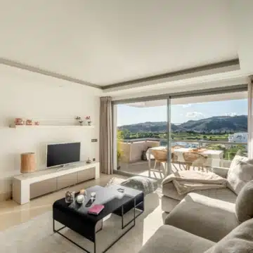 Spacious 3-bedroom apartment located in the highly sought-after Los Arrayanes Golf, Benahavis Picture 1