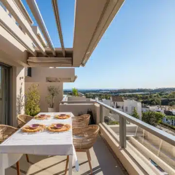 Spacious 3-bedroom apartment located in the highly sought-after Los Arrayanes Golf, Benahavis Picture 3