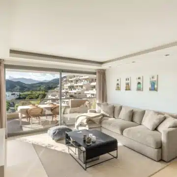 Spacious 3-bedroom apartment located in the highly sought-after Los Arrayanes Golf, Benahavis Picture 10