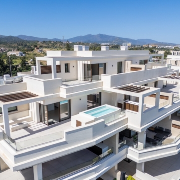 Exceptional duplex penthouse with breathtaking views in New Golden Mile, Estepona Picture 12