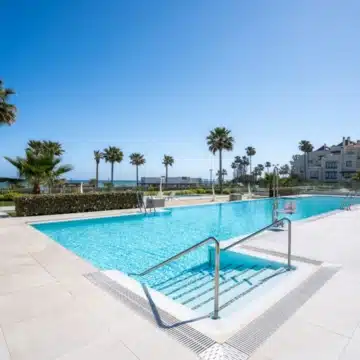 Exceptional duplex penthouse with breathtaking views in New Golden Mile, Estepona Picture 3