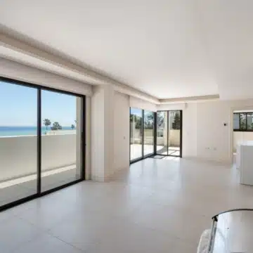 Exceptional duplex penthouse with breathtaking views in New Golden Mile, Estepona Picture 0