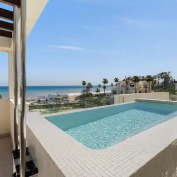 Exceptional duplex penthouse with breathtaking views in New Golden Mile, Estepona Picture 11