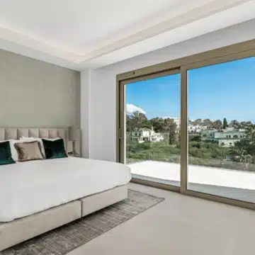 Duplex penthouse with spectacular sea views in Benalús, Marbella Golden Mile Picture 3