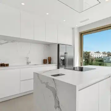 Duplex penthouse with spectacular sea views in Benalús, Marbella Golden Mile Picture 5