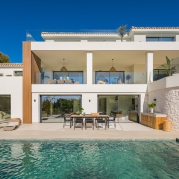 New built stunning villa with fantastic mountain views in the most sought after area of El Rosario, Marbella Picture 28