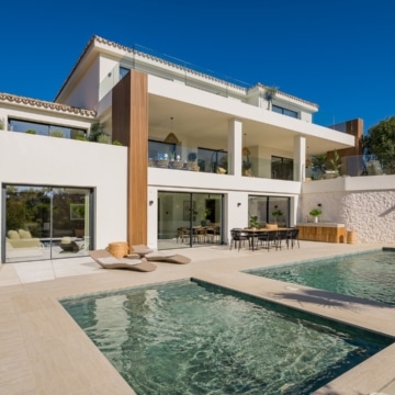 New built stunning villa with fantastic mountain views in the most sought after area of El Rosario, Marbella Picture 44