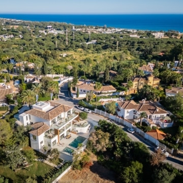 New built stunning villa with fantastic mountain views in the most sought after area of El Rosario, Marbella Picture 15