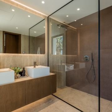 New built stunning villa with fantastic mountain views in the most sought after area of El Rosario, Marbella Picture 16