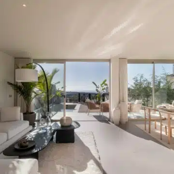 Refurbished groundfloor apartment with spectacular sea and mountain views in Nueva Andalucia Picture 10