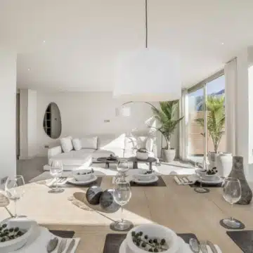 Refurbished groundfloor apartment with spectacular sea and mountain views in Nueva Andalucia Picture 3