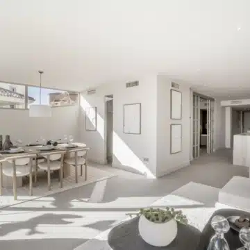 Refurbished groundfloor apartment with spectacular sea and mountain views in Nueva Andalucia Picture 12