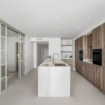 Refurbished groundfloor apartment with spectacular sea and mountain views in Nueva Andalucia Picture 13