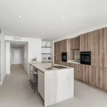 Refurbished groundfloor apartment with spectacular sea and mountain views in Nueva Andalucia Picture 8
