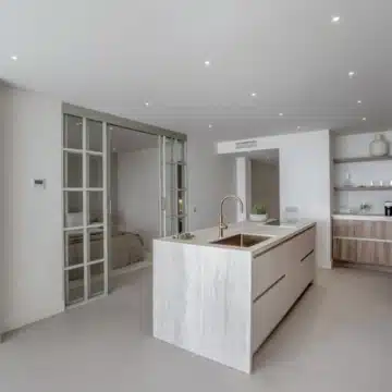 Refurbished groundfloor apartment with spectacular sea and mountain views in Nueva Andalucia Picture 14