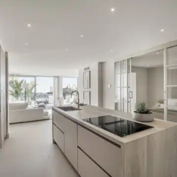 Refurbished groundfloor apartment with spectacular sea and mountain views in Nueva Andalucia Picture 15