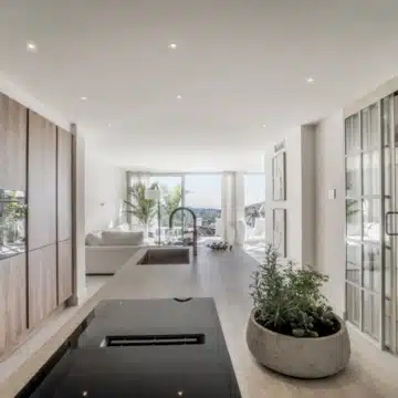 Refurbished groundfloor apartment with spectacular sea and mountain views in Nueva Andalucia Picture 16
