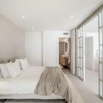 Refurbished groundfloor apartment with spectacular sea and mountain views in Nueva Andalucia Picture 18
