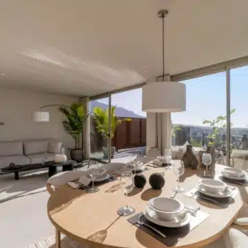 Refurbished groundfloor apartment with spectacular sea and mountain views in Nueva Andalucia Picture 2