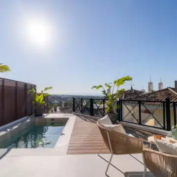 Refurbished groundfloor apartment with spectacular sea and mountain views in Nueva Andalucia Picture 1