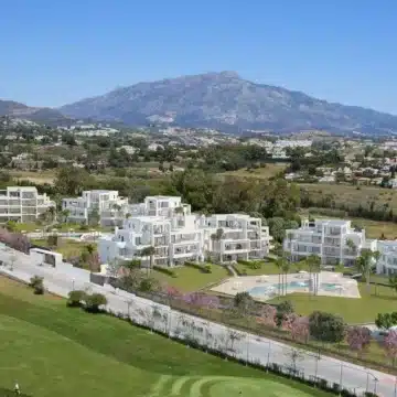 Bright Two Bedroom Apartment with Spectacular Panoramic Views of the Golf course and Natural Scenery Picture 9