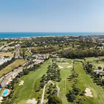 Fronline golf three-story townhouse in Los Olivos, Nueva Andalucía Picture 2