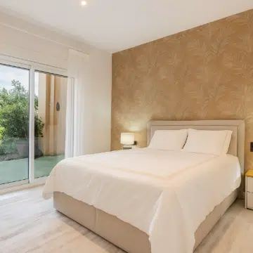 Modern refurbished apartment in an exclusive boutique community of Las Brisas, Nueva Andalucia Picture 2