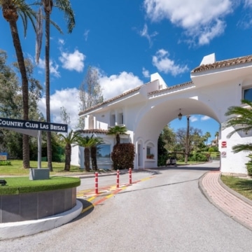 Modern refurbished apartment in an exclusive boutique community of Las Brisas, Nueva Andalucia Picture 1