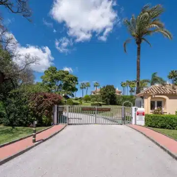 Modern refurbished apartment in an exclusive boutique community of Las Brisas, Nueva Andalucia Picture 25