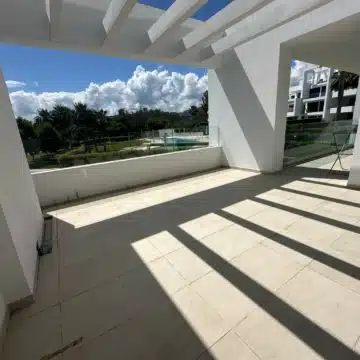 Bright Two Bedroom Apartment with Spectacular Panoramic Views of the Golf course and Natural Scenery Picture 2