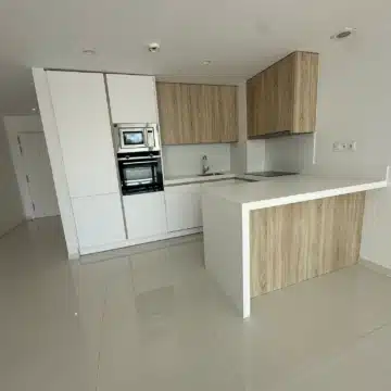 Bright Two Bedroom Apartment with Spectacular Panoramic Views of the Golf course and Natural Scenery Picture 5