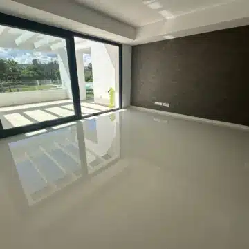 Bright Two Bedroom Apartment with Spectacular Panoramic Views of the Golf course and Natural Scenery Picture 6