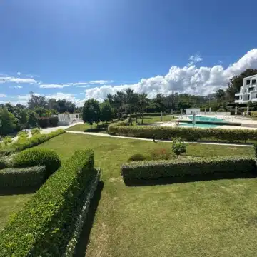 Bright Two Bedroom Apartment with Spectacular Panoramic Views of the Golf course and Natural Scenery Picture 1