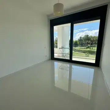 Bright Two Bedroom Apartment with Spectacular Panoramic Views of the Golf course and Natural Scenery Picture 7
