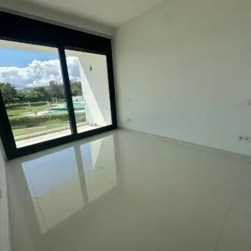 Bright Two Bedroom Apartment with Spectacular Panoramic Views of the Golf course and Natural Scenery Picture 8