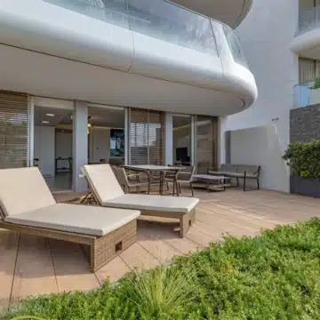 Luxurious groundfloor apartment in the beachfront residential complex The Edge, Estepona Picture 1