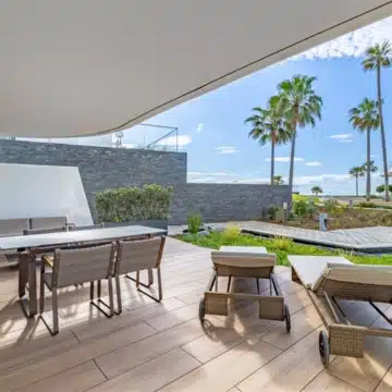 Luxurious groundfloor apartment in the beachfront residential complex The Edge, Estepona Picture 3