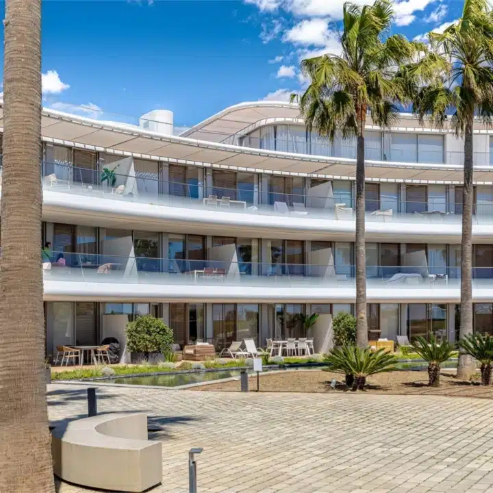Luxurious groundfloor apartment in the beachfront residential complex The Edge, Estepona Picture