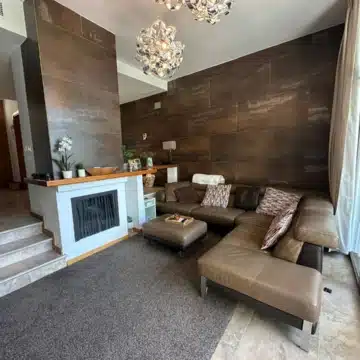 Location Location Location! Superb 3 Bedroom Townhouse, Close to Amenities and  Walking distance to the Beach Picture 5