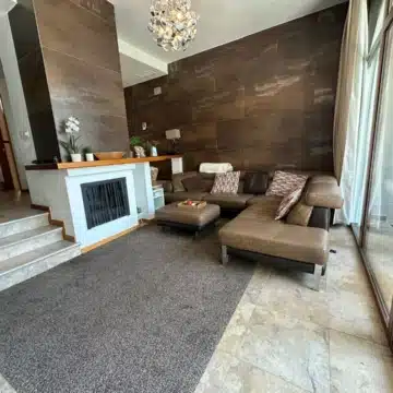 Location Location Location! Superb 3 Bedroom Townhouse, Close to Amenities and  Walking distance to the Beach Picture 4