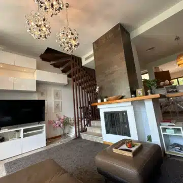 Location Location Location! Superb 3 Bedroom Townhouse, Close to Amenities and  Walking distance to the Beach Picture 3