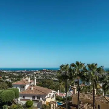 Meticulously renovated townhouse with sea views in La Quinta Hills, Benahavís Picture 2