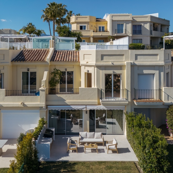 Meticulously renovated townhouse with sea views in La Quinta Hills, Benahavís Picture