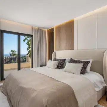 Meticulously renovated townhouse with sea views in La Quinta Hills, Benahavís Picture 4