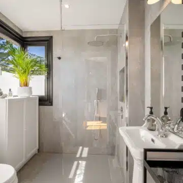 Refurbished Andalusian-style townhouse nestled in the prestigious area of Marbella Golden Mile Picture 16