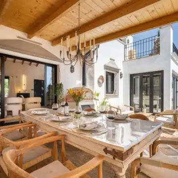 Refurbished Andalusian-style townhouse nestled in the prestigious area of Marbella Golden Mile Picture 0