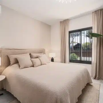 Spacious 6-bedroom villa in Altos del Rodeo residential enclave, Nueva Andalucia Picture 17