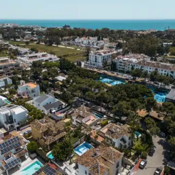 Spacious 6-bedroom villa in Altos del Rodeo residential enclave, Nueva Andalucia Picture 29