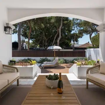 Spacious 6-bedroom villa in Altos del Rodeo residential enclave, Nueva Andalucia Picture 2