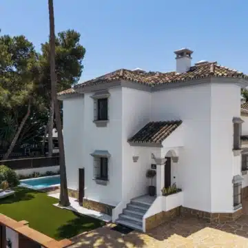 Spacious 6-bedroom villa in Altos del Rodeo residential enclave, Nueva Andalucia Picture 3